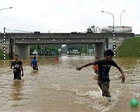 Sri Lanka appeals for help as floods foul water supply