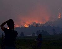 Large bushfire burns near homes on Sydney outskirts