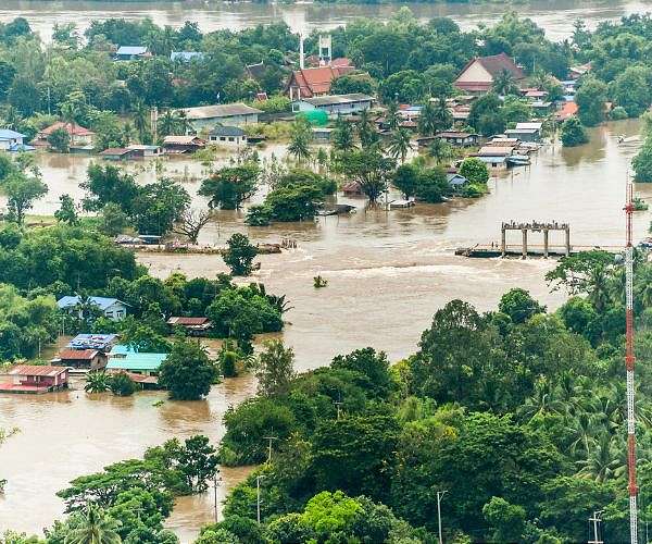 Flood toll rises to 29 in Thailand; Spanish royals to attend memorial service for flood victims