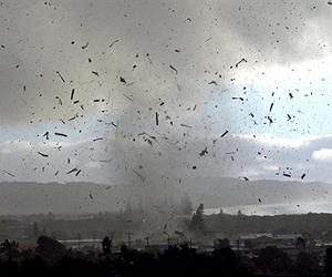 Obama pledges federal aid, lauds tornado hero