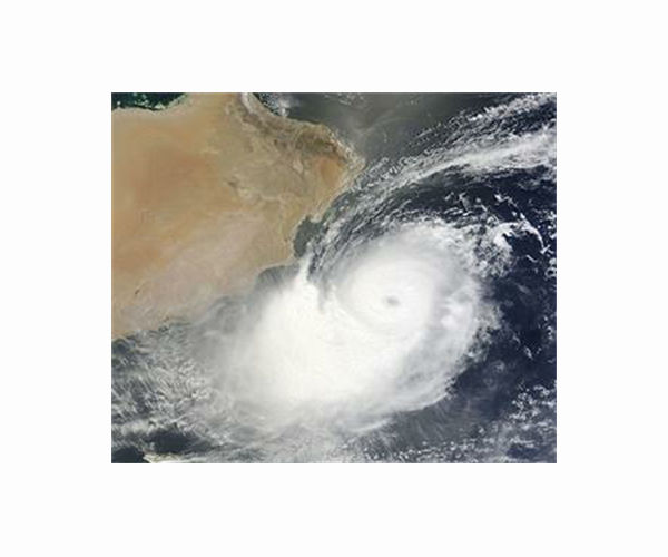 At least 9 dead as cyclone lashes Oman, Iran
