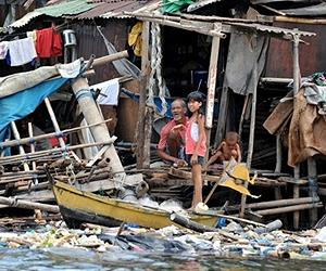 52 dead as typhoon lashes Philippines