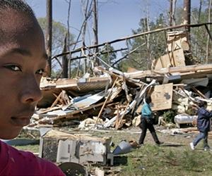 Amid mourning, search extends for US storm victims